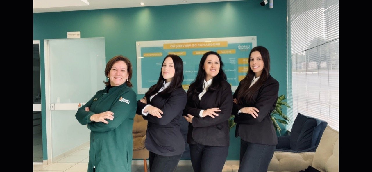 Equipe da Odonto Samas reunida na clínica